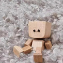 Pequena figura de madeira encantadora que balança com 12 expressões magnéticas