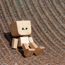 Pequena figura de madeira encantadora que balança com 12 expressões magnéticas