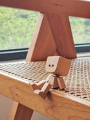 Pequena figura de madeira encantadora que balança com 12 expressões magnéticas