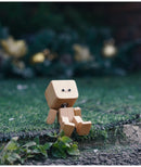 Pequena figura de madeira encantadora que balança com 12 expressões magnéticas