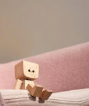 Pequena figura de madeira encantadora que balança com 12 expressões magnéticas